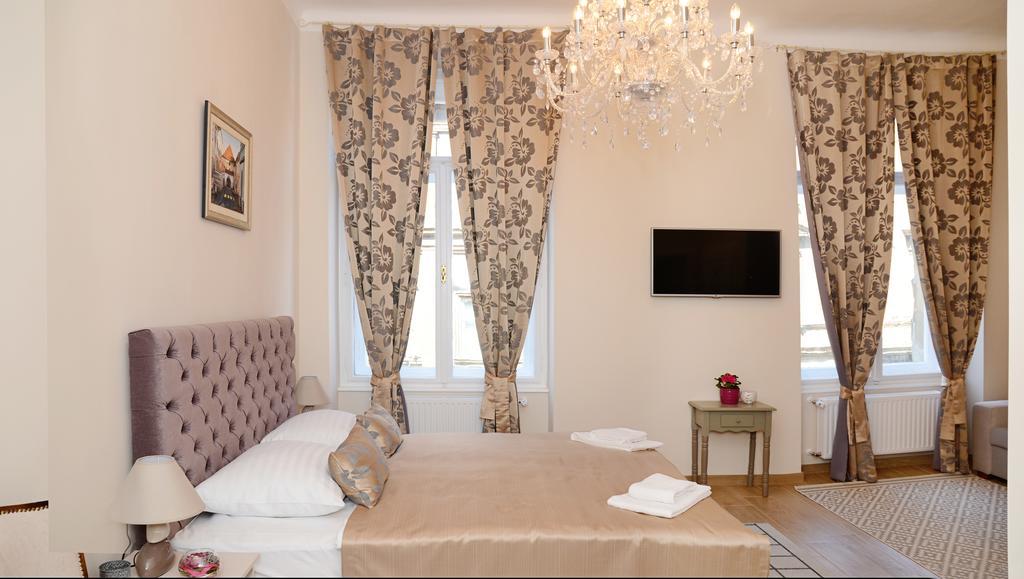Flowers Zagreb Downtown Room photo