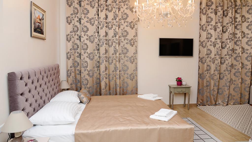 Flowers Zagreb Downtown Room photo